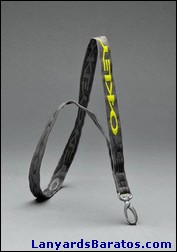 Letras doradas sobre fondo negro.