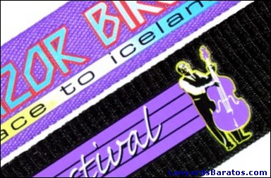 Estas cintas tienen los lanyards de poliester con los logos impresos, es otro m&eacute;todo barato de impresi&oacute;n.