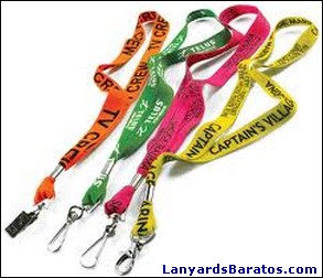 Por &uacute;ltimo, unos cuantos lanyards personalizados en varios colores claros.