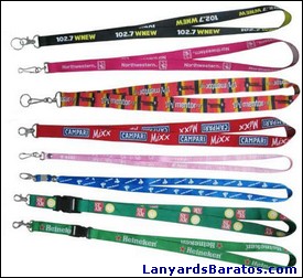 Cinco lanyards de muchos colores.