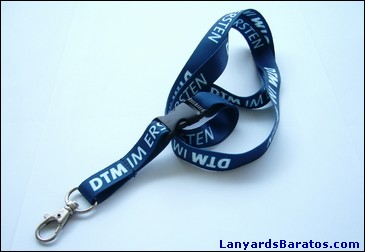 Enganche de pl&aacute;stico con cierre de metal en color cromado, color azul y logo blanco.